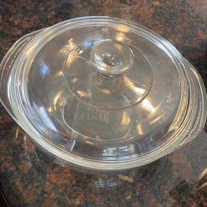 Pyrex glass bowl with lid